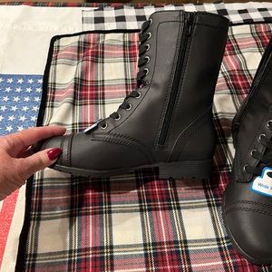 Women’s winter boots.   Size 8.5 WIDE. NEW.   Front lace up.